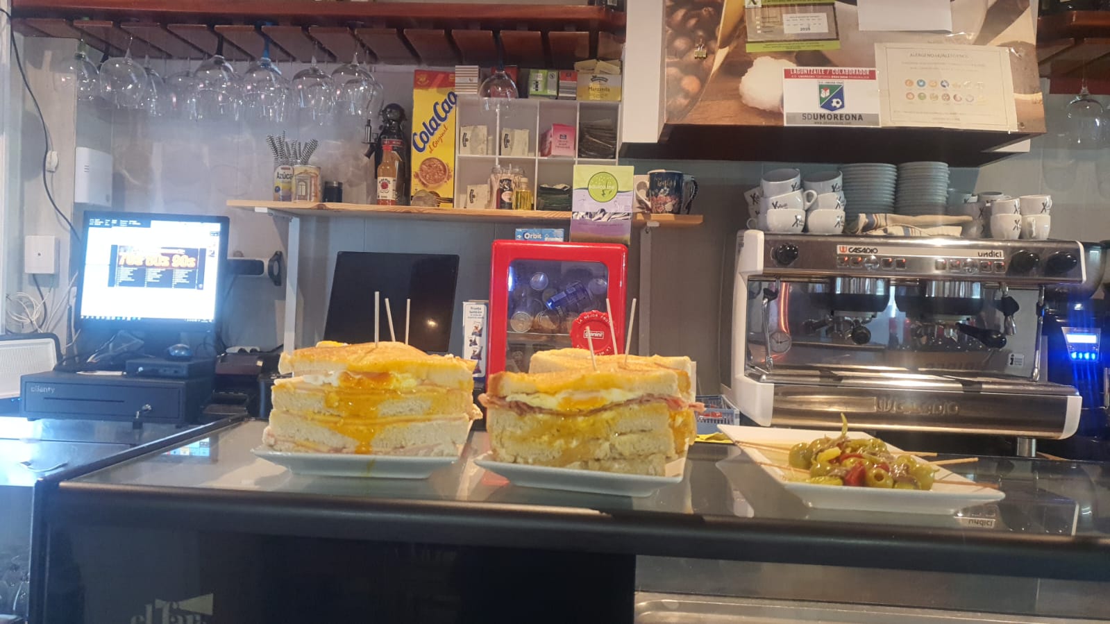 Pintxos de tortilla en barra